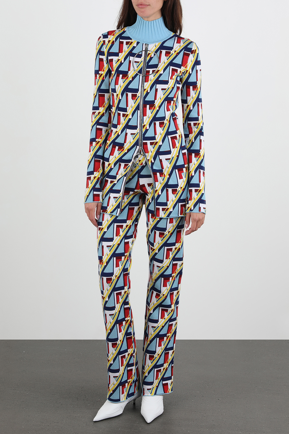 סריג ויסקוזה עם דוגמה גיאומטרית בגווני כחול צהוב ואדום